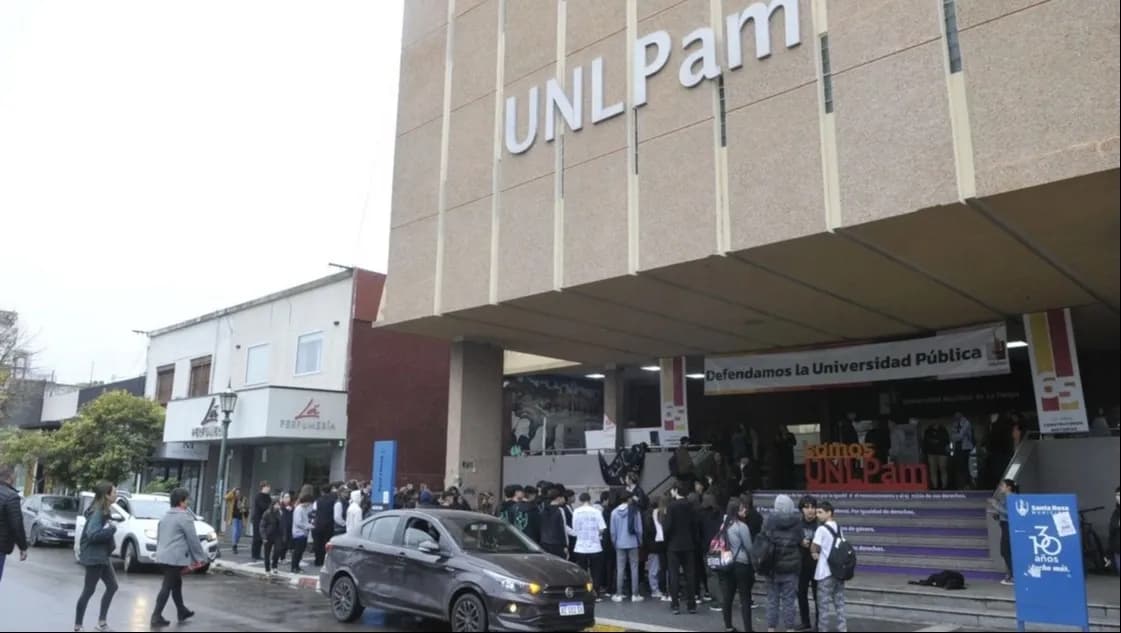 Docentes universitarios iniciaron un paro de 72 horas y reclaman la actualización salarial