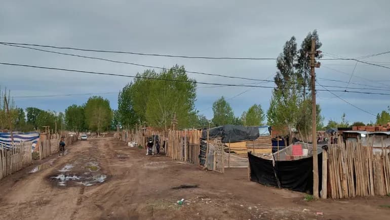 Un ataque a tiros ocurrido en una vivienda precaria de la Toma La Costa , en San Patricio del Chañar , terminó con dos hombres detenidos y una víctima internada en terapia intensiva . La investigación permitió reconstruir una disputa que comenzó horas antes y derivó en una balacera dentro y fuera de una casa.  El hecho ocurrió el 29 de septiembre alrededor de las 16:50, cuando personal de la Comisaría 13° fue alertado por la presencia de un hombre herido con un arma de fuego en el sector conocido como Toma La Costa . Cuando los policías llegaron al lugar, encontraron a un hombre tendido en el suelo, en el exterior de una vivienda precaria construida de madera. Presentaba una herida sangrante a la altura del pecho, aparentemente provocada por un disparo .  Ante la gravedad de la situación, los efectivos solicitaron inmediatamente una ambulancia. El herido fue trasladado inicialmente al hospital local para recibir las primeras atenciones y, posteriormente, debido a la gravedad de las lesiones, fue derivado al hospital Castro Rendón de Neuquén capital.  Mientras los médicos asistían a la víctima, los policías comenzaron a trabajar para identificar a quienes habían participado del ataque. Se realizaron entrevistas a testigos que se encontraban en el sector y se inició un operativo de búsqueda en los alrededores. Participaron efectivos de la Comisaría 13°, personal motorizado y móviles de la unidad. A partir de los datos aportados por vecinos, los investigadores lograron localizar a un hombre de 29 años que presentaba una herida en la pierna izquierda y que coincidía con las características aportadas por los testigos. El sospechoso fue aprehendido y trasladado a la dependencia policial. Poco después, durante el rastrillaje, los efectivos demoraron a otro hombre de 22 años, también señalado por testigos como una de las personas que se encontraba en el lugar durante el episodio. Allanaron una vivienda y encontraron municiones y droga La investigación quedó a cargo de los efectivos de la Comisaría 13°, con la colaboración de la Brigada de Investigaciones y del personal de Criminalística de Añelo, perteneciente a la Dirección Vaca Muerta. A partir de las tareas de inteligencia, los investigadores lograron identificar y ubicar la vivienda en la Toma La Costa donde residiría uno de los sospechosos . Con una orden emitida en el marco de la investigación, se realizó un allanamiento en el domicilio. Durante el procedimiento fueron secuestradas tres municiones calibre 32, teléfonos celulares, prendas de vestir y sustancias estupefacientes. Además, se realizó a los dos hombres una extracción de muestras para efectuar la prueba de rodizonato de sodio, utilizada para determinar si existían restos compatibles con el disparo de un arma de fuego. Todo el material quedó incorporado a la investigación judicial. Una discusión por un arma terminó en una balacera Durante la audiencia de formulación de cargos, que se extendió durante aproximadamente tres horas, el asistente letrado Luciano Vidal presentó ante el juez de garantías Raúl Aufranc la teoría del caso de la fiscalía. Según explicó, durante la madrugada del 29 de septiembre uno de los imputados, identificado como M.D.S., le había entregado a la víctima un arma calibre 22 a cambio de 30 mil pesos. Horas más tarde, el hombre regresó para recuperar el arma. La víctima se negó a entregársela y le reclamó primero la devolución del dinero . Después de la discusión, M.D.S. se retiró. La acusación sostiene que posteriormente regresó acompañado por C.D.O. y que ambos comenzaron a disparar contra la vivienda. De acuerdo con la reconstrucción presentada en la audiencia, C.D.O. efectuó varios disparos desde el exterior, mientras que M.D.S. ingresó a la casa y disparó contra la víctima. Uno de los proyectiles impactó en el tórax derecho del hombre y le provocó lesiones graves en un pulmón y una arteria , además de un shock hemorrágico. Fue sometido a una intervención quirúrgica y recibió transfusiones de sangre. El hombre herido permanece internado en terapia intensiva del hospital Castro Rendón. Frente al aumento de casos de suicidios, la comunidad de San Patricio del Chañar busca agilizar medidas de prevención y protección de los jóvenes. Una segunda investigación por drogas Además de la acusación relacionada con el ataque, la fiscalía vinculó a C.D.O. con otras dos investigaciones por hechos diferentes. Vidal le atribuyó los delitos de comercialización de estupefacientes y encubrimiento por receptación dolosa. En ese marco, también solicitó un plazo de cuatro meses para continuar con la investigación penal preparatoria y avanzar con las medidas de prueba pendientes. La fiscalía pidió prisión preventiva para los dos imputados al considerar que existían riesgos de fuga y de entorpecimiento de la investigación. Entre los argumentos mencionó la gravedad de los hechos, la pena en expectativa y la necesidad de resguardar a los testigos que viven en las inmediaciones del lugar donde ocurrió la balacera. El juez de garantías Raúl Aufranc hizo lugar al pedido y dispuso que ambos permanezcan en prisión preventiva durante cuatro meses. En el caso de M.D.S., quien también presentaba heridas, se ordenó además que fuera trasladado a un hospital para recibir atención médica antes de regresar a su lugar de alojamiento. La investigación judicial deberá determinar ahora con precisión el grado de participación que tuvo cada uno de los acusados en el ataque y en las restantes causas. Mientras tanto, la víctima continúa internada en el hospital Castro Rendón y los dos sospechosos permanecerán detenidos durante los próximos cuatro meses, por decisión de la Justicia.