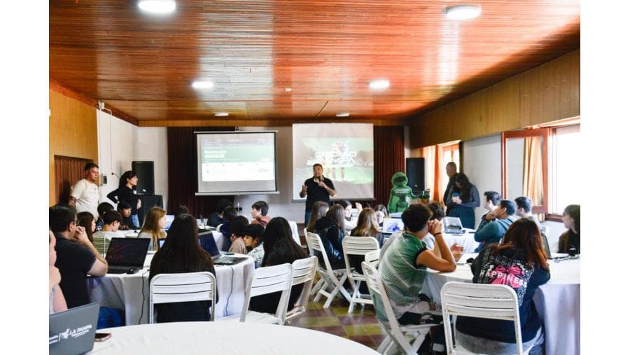 Código Pampa reunió a más de 50 jóvenes en Jacinto Arauz para capacitarse en Inteligencia Artificial