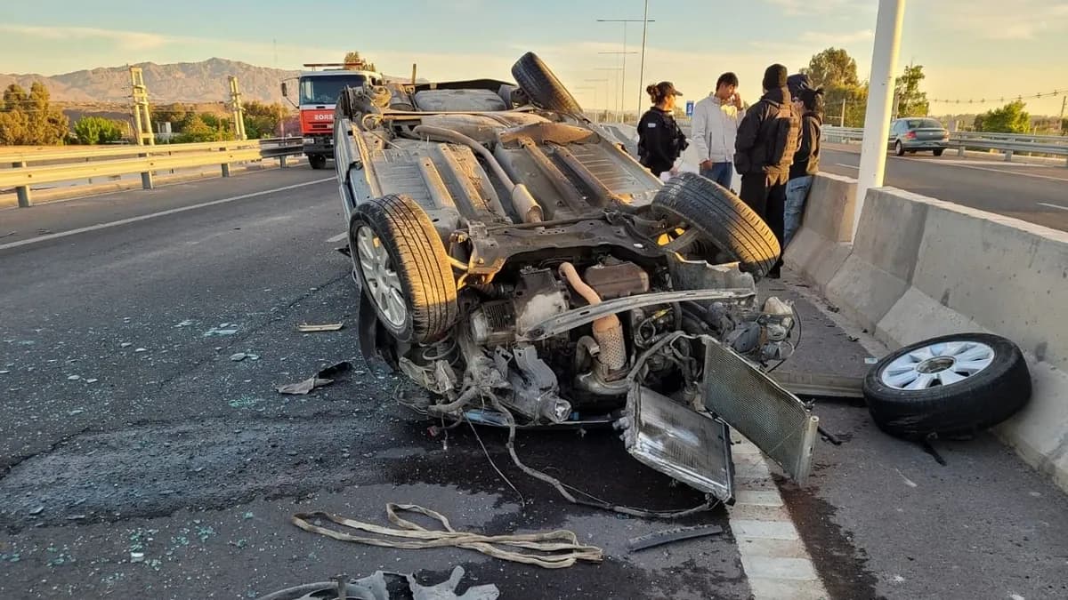 Un joven volcó sobre la Ruta 40 en Chimbas tras quedarse dormido al volante